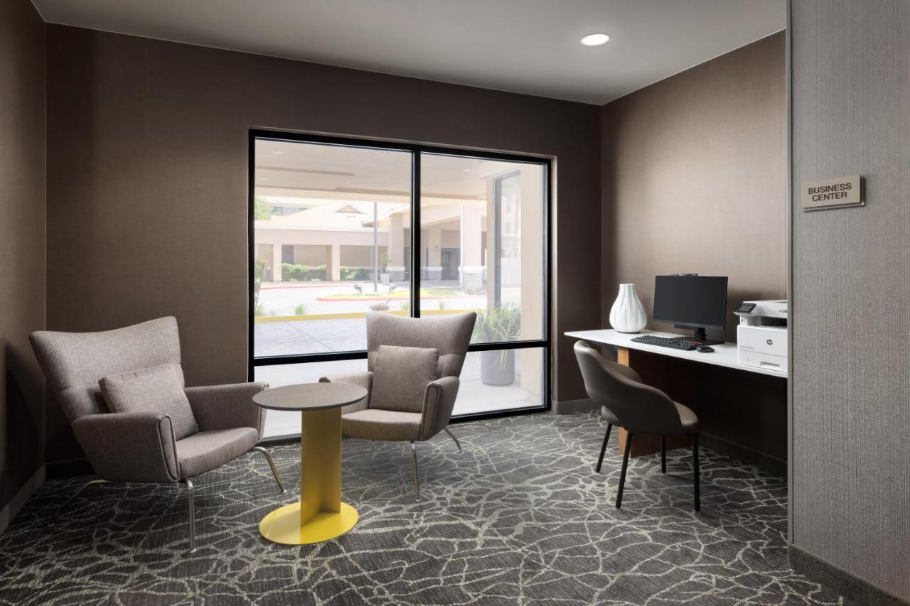 Springhill Suites Fresno Bagian luar foto