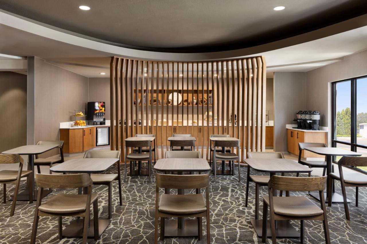 Springhill Suites Fresno Bagian luar foto