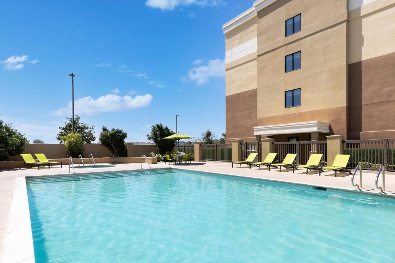 Springhill Suites Fresno Bagian luar foto