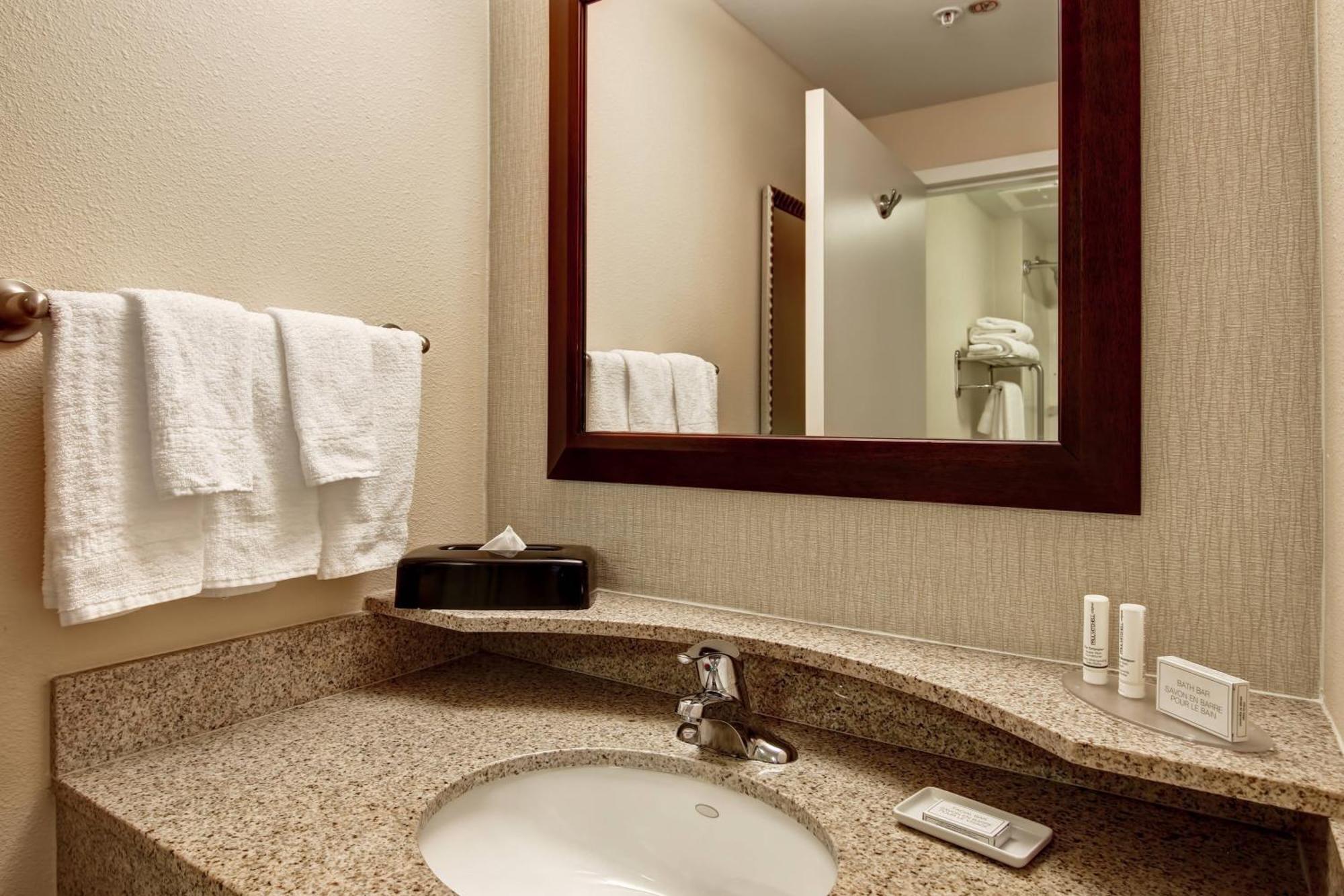 Springhill Suites Fresno Bagian luar foto
