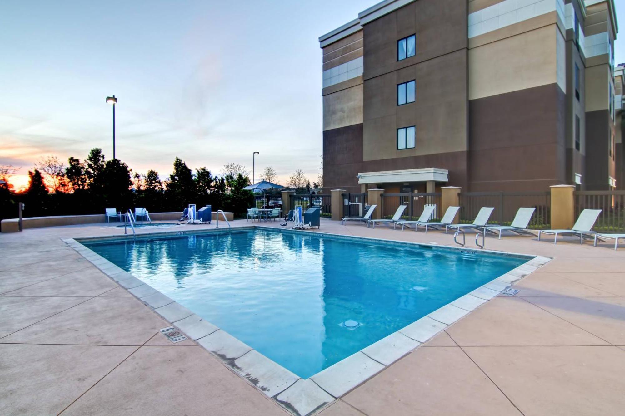 Springhill Suites Fresno Bagian luar foto