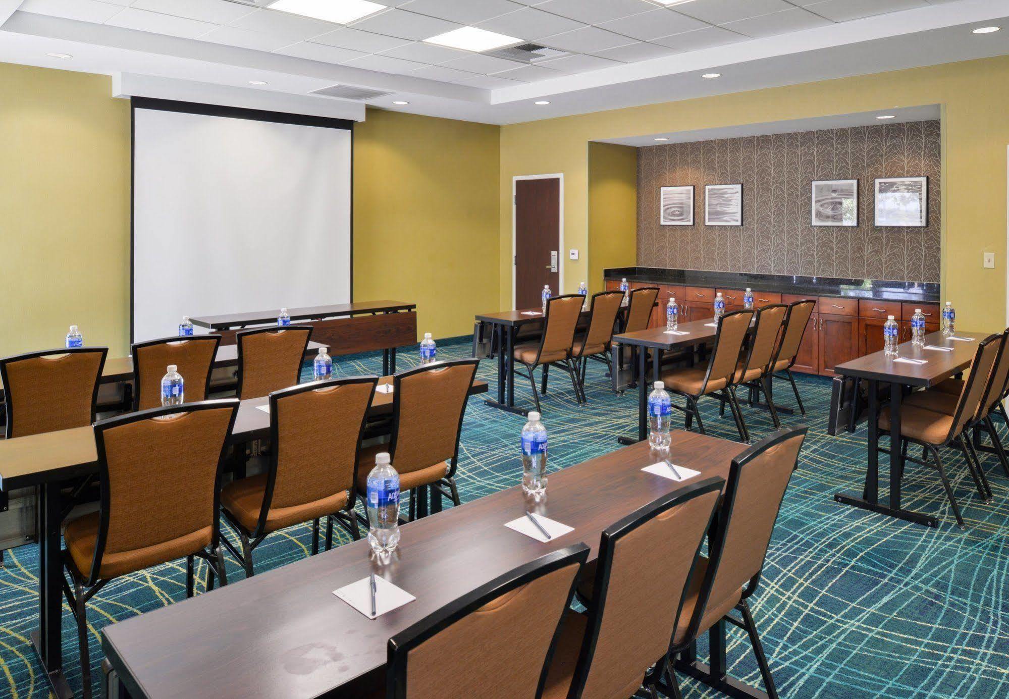 Springhill Suites Fresno Bagian luar foto